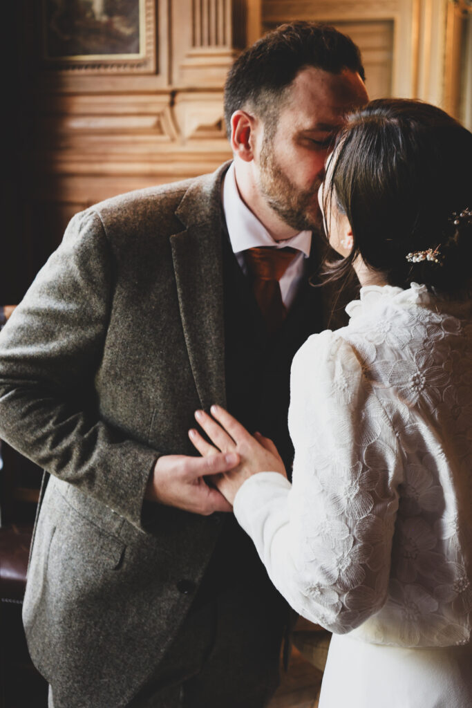 Shooting photo mariage - des mariés s'embrassent à la mairie lors de l'échange des voeux