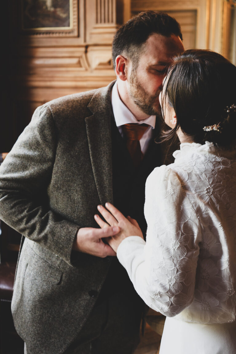 Shooting photo mariage - des mariés s'embrassent à la mairie lors de l'échange des voeux
